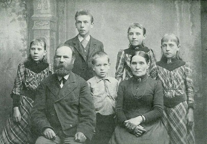 Evald Tang Kristensen, hans hustru og fem af deres syv brn: Astrid (f. 1880), Olaf (f. 1875), Frode (f. 1883) samt tvillingerne Sigyn og Nanna (f. 1878). Fravrende er Frederikke (f. 1873) og Laura (f. 1876).