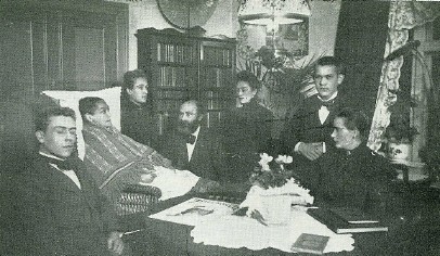 Evald Tang Kristensens hustru, Grete, i sygesengen julen 1899. Brnene er Olaf, Nanna, Laura, Frode og Frederikke.