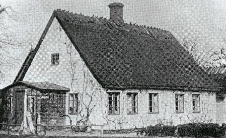 Lille Anes og snnen Jens Hansens hus, der blev udbygget til friskole. Foto fra begyndelsen af 1900-tallet.