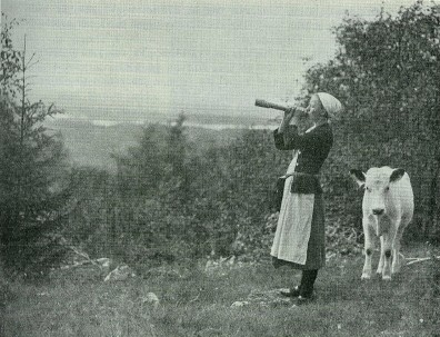 Et noget romantiserende og opstavlet billede af en sterjente, der spiller p barklur, begyndelsen af 1900-tallet.